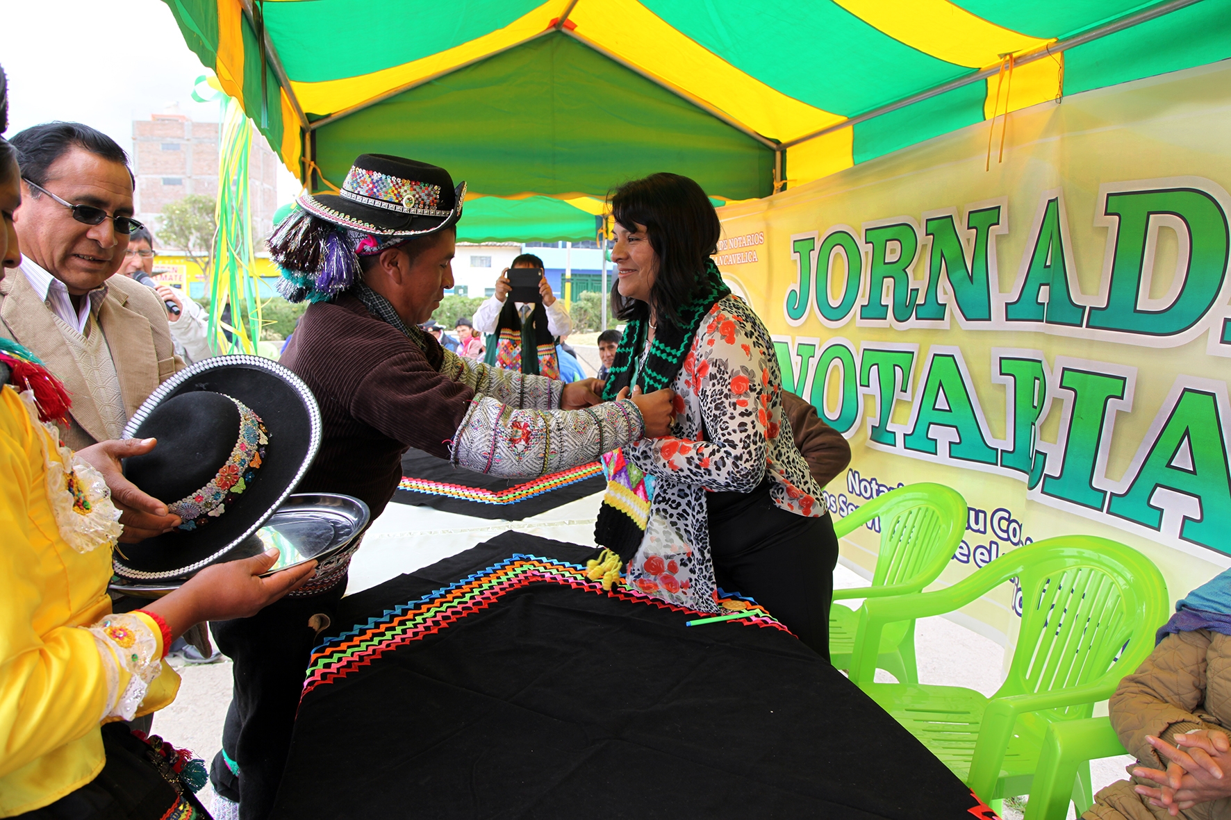 Campesinos huancavelicanos beneficiados con campaa del Colegio de Notarios de Huancavelica.